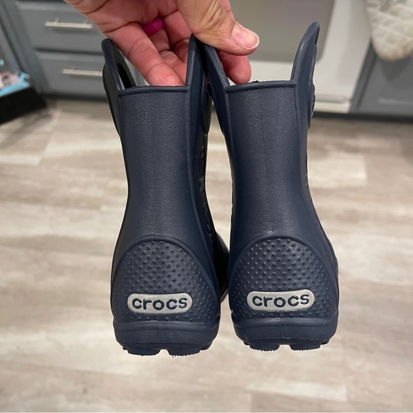 CROCS KIDS’ HANDLE IT RAIN BOOT - Picture 2 of 12